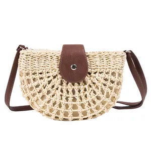 Beige gewebte Stroh-Satteltasche mit dunkelbraunem Lederriemen und Silberverschluss