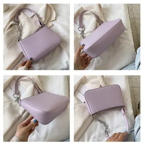 Detalle del bolso baguette lavanda con textura de piel y cadena plateada de hombro