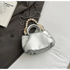 Sac nuage plissé argenté avec poignée ronde en métal et bandoulière perlée décorative