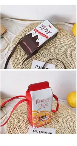 Détail du sac bandoulière en similicuir en forme de brique de lait au design créatif