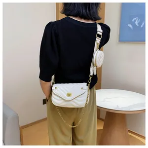Détail du sac bandoulière blanc matelassé en V avec sangle large et porte-monnaie