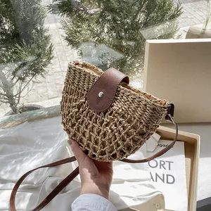 Sac Bandoulière Mode en Paille Tissée pour Femmes Sac à Épaule Plage Demi Lune Avec Patchwork en Cuir PU Boucle Métallique Vacances