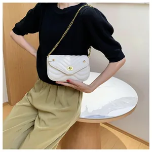Sac bandoulière blanc matelassé avec fermoir doré et élégante bandoulière chaîne