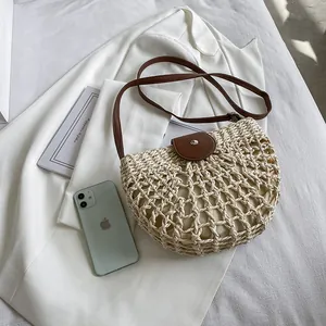 Sac bandoulière demi-lune en paille tressée blanche avec sangle en cuir marron