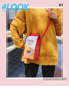 Détail du sac bandoulière créatif en brique d'orange avec tableau nutritionnel réaliste