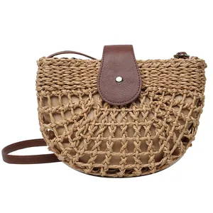 Sac bandoulière en paille blanche demi-lune avec rabat en cuir marron et longue lanière