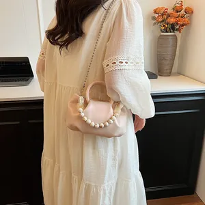 Petit sac nuage rose pâle avec poignée en perles et bandoulière en chaîne pour femme