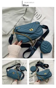 Gros plan sur le sac bandoulière matelassé bleu avec fermoir doré et petite pochette ronde