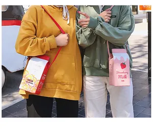 Vue détaillée du sac bandoulière créatif en forme de brique de lait à la fraise en PU