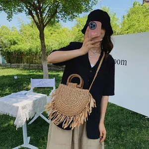 Sac bandoulière en paille fait main avec franges et poignées en bois pour plage