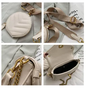 Détails du sac à bandoulière matelassé beige avec ferrures dorées et petit porte-monnaie