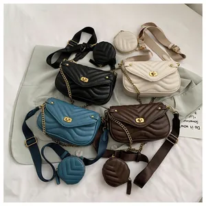 Detail van gewatteerde crossbodytassen met kettingriemen en ronde portemonnees in vier kleuren