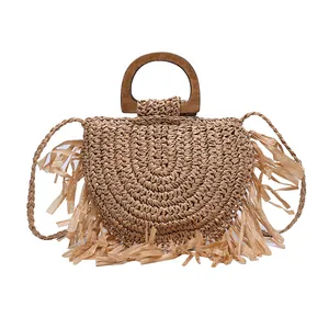 Sac à main en paille tressée avec poignées en bois et détails de franges stylées