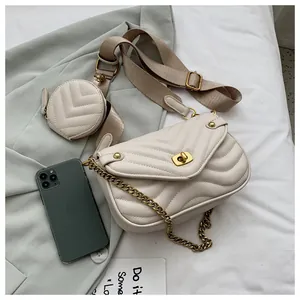 Détail du sac matelassé crème avec fermoir rotatif doré et petite pochette amovible