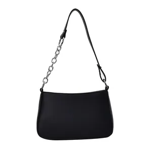 Bolso baguette negro elegante con cadena plateada asimétrica y correa de cuero sintético