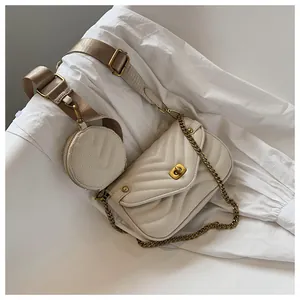 Gros plan sur le sac matelassé crème avec chaîne dorée et large bandoulière avec pochette