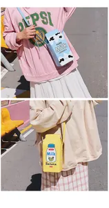 Détail de sacs à bandoulière créatifs en forme de brique de lait bleu et jaune banane