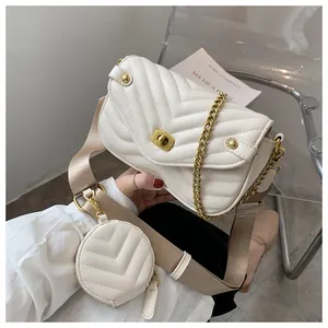 Détail du sac bandoulière matelassé crème avec chaîne dorée et large sangle
