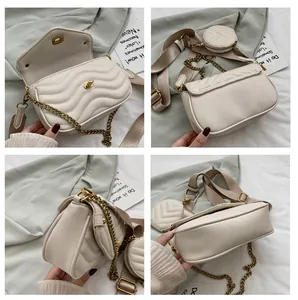 Gedetailleerde weergaven van beige gewatteerde crossbodytas met gouden ketting en mini