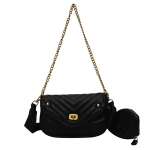 Zwarte gewatteerde crossbodytas met gouden ketting en klein rond zakje