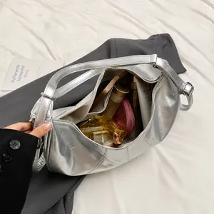 Capacidad interna del bolso de hombro plateado con maquillaje y billetera