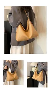 Dettagli della borsa hobo color cammello chiaro con trama litchi e lacci decorativi