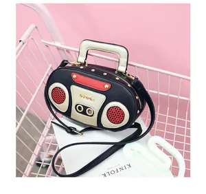 Detailansicht einer Tasche im Vintage-Radio-Stil mit Goldnieten im rosa Einkaufswagen