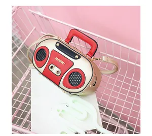 Detail einer Retro-Radio-Handtasche mit Nieten in einem rosa Mini-Einkaufswagen