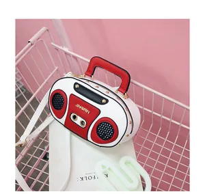 Detailansicht der Radio-Umhängetasche mit Nieten und Branding in einem rosa Einkaufskorb