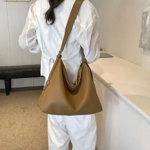 Dettaglio della borsa hobo in pelle marrone con finiture in metallo dorato