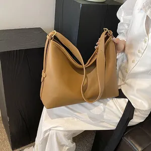 Dettaglio della borsa hobo in pelle martellata marrone caramello con fibbia dorata