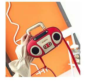 Dettaglio borsa radio rossa e crema con borchie e logo metallico JINGPIN applicato