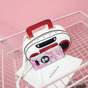 Borsa a tracolla retrò a forma di radio con borchie e un elegante manico rosso
