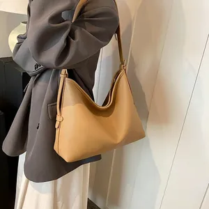 Dettaglio della borsa hobo in pelle martellata marrone chiaro indossata a spalla