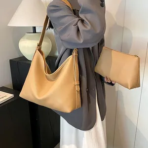 Dettaglio della borsa tote color cammello con pochette interna e tracolla regolabile chic