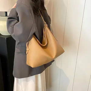 Dettaglio della borsa hobo in pelle color zenzero con trama a grana fine e morbida