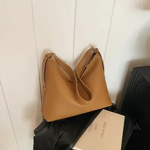 Vista dettagliata della trama in pelle marrone di una borsa a tracolla alla moda