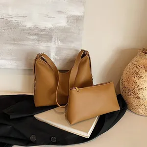 Dettaglio set borsa tote marrone vintage con pochette coordinata dotata di cerniera