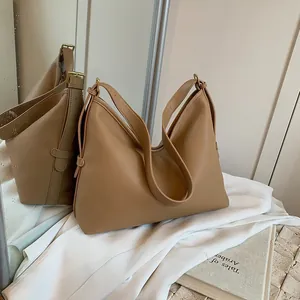 Dettaglio borsa tote vintage color cammello con trama a grana e tracolla larga