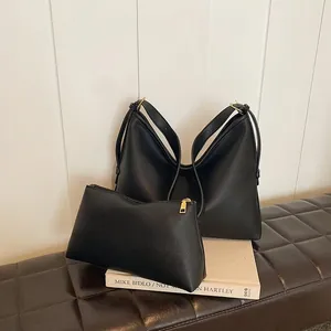 Set borsa tote in pelle nera con motivo litchi e dettagli dorati di alta classe