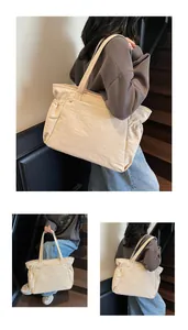 Detailweergaven van een beige canvas draagtas met trekkoorden en schouderbanden