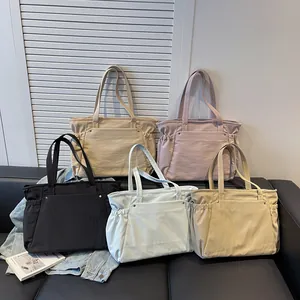Minimalistische grote nylon draagtassen in diverse kleuren met trekkoord voor dames