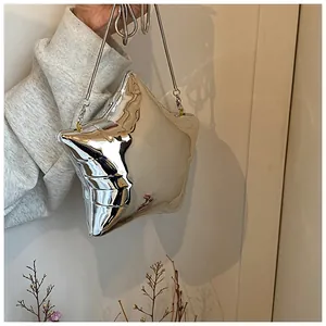 Detalle de bolso estrella plateado con acabado metálico de espejo y cadena de serpiente