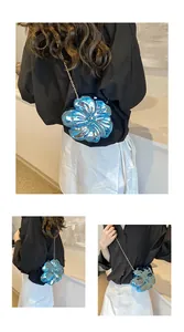 Vista dettagliata della borsa a fiore 3D blu elettrico con finitura metallica e catena