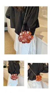 Borsa a tracolla chic a forma di fiore 3D con finitura metallica e catena sottile