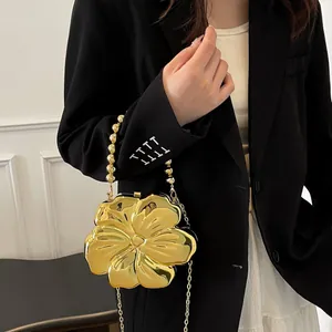 Elegante borsa da sera a fiore dorato con finitura a specchio e catena di perle
