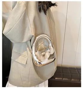 Schicke silberne Abendtasche aus Acryl mit geometrischem Design und Kettenriemen