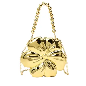 Elegante pochette a scatola floreale dorata con manico di perle e tracolla a catena