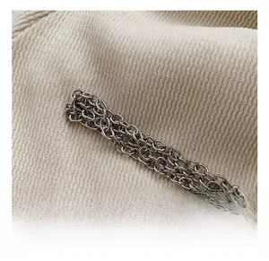 Nahaufnahme der polierten silbernen Metallkette für Damen-Acryl-Abendhandtaschen