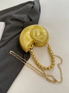 Vue détaillée de la pochette coquillage dorée avec texture spirale et chaîne de perles